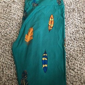 NWOT tc lularoe leggings. Green with feathers